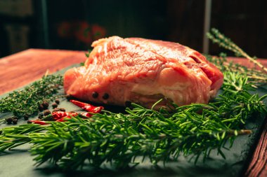 çiğ domuz eti ile kayrak taş mutfak gemide baharat