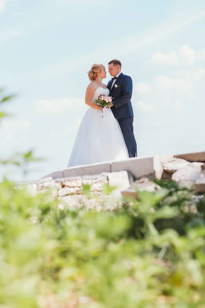 Brud och brudgum på bakgrunden av floden — Stockfoto