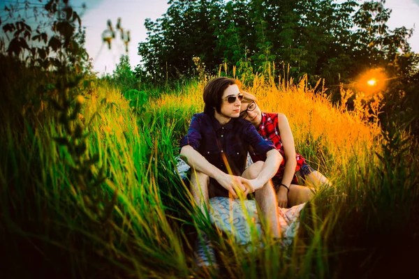 Ragazzo e la ragazza seduta nell'erba — Foto Stock