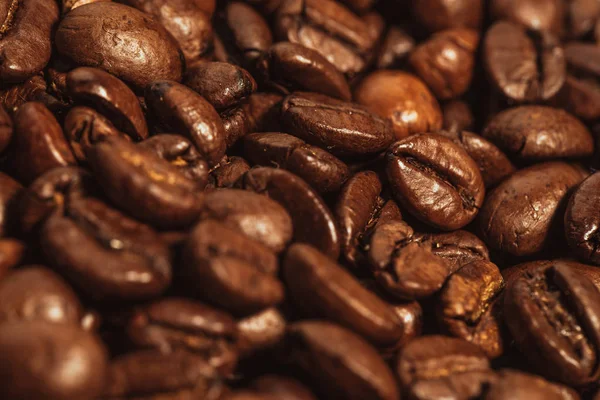 Dark many roasted coffee beans texture background — Stock Photo, Image