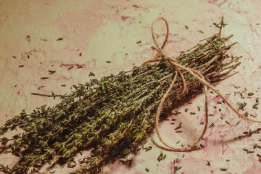 dokusal bir arka plan üzerine kekik dal demeti