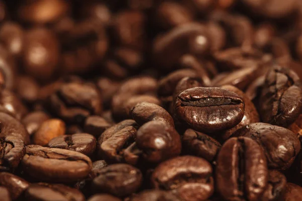 Dark many roasted coffee beans texture background — Stock Photo, Image