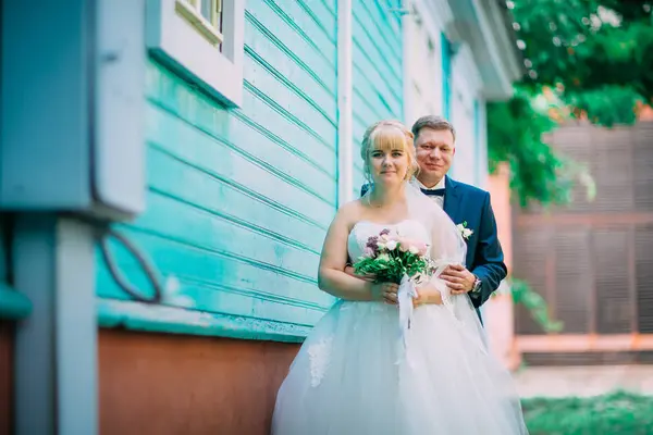 Noiva e noivo no fundo da cidade — Fotografia de Stock