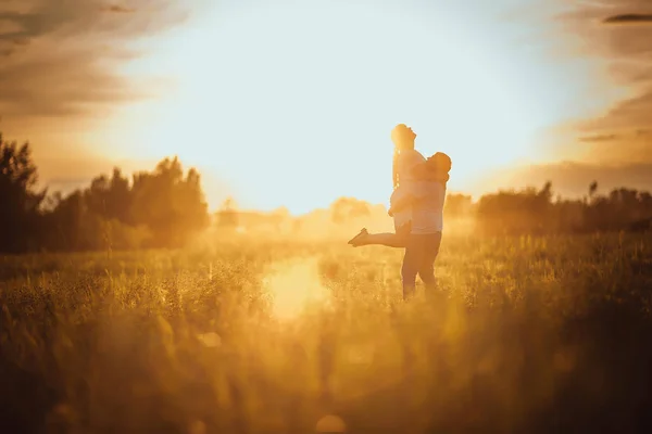 Love story mężczyzny i kobiety na tle słońca Stogi — Zdjęcie stockowe