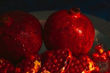 Metal bir plaka üzerinde kırmızı nar