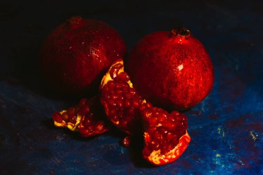 Mavi soyutlama arka plan üzerinde kırmızı dilimlenmiş nar