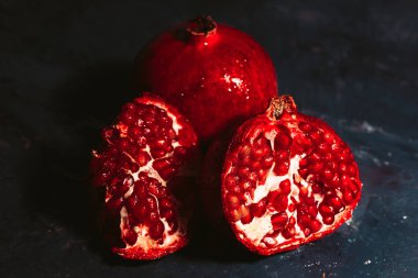 Mavi soyutlama arka plan üzerinde kırmızı dilimlenmiş nar