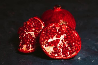 Mavi soyutlama arka plan üzerinde kırmızı dilimlenmiş nar