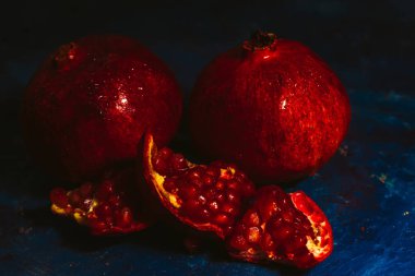 Mavi soyutlama arka plan üzerinde kırmızı dilimlenmiş nar