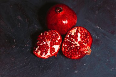 Mavi soyutlama arka plan üzerinde kırmızı dilimlenmiş nar