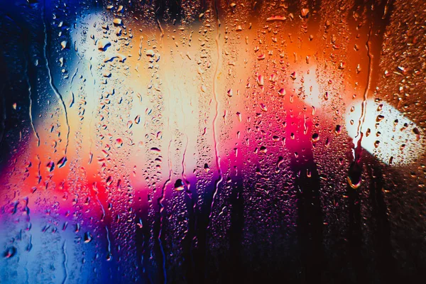Капли дождя на размытом многоцветном фоне — стоковое фото