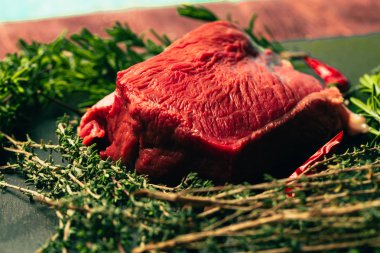 Slate Stone mutfak tahtasında baharatlı çiğ et.