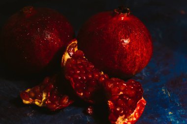 Mavi soyutlama arka plan üzerinde kırmızı dilimlenmiş nar