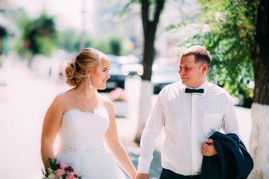 Gelin ve damat şehrin arka planında