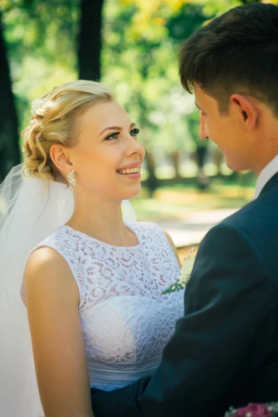 Retrato de la novia y el novio en el fondo del callejón del parque — Foto de Stock