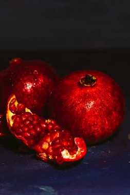 Mavi soyutlama arka plan üzerinde kırmızı dilimlenmiş nar