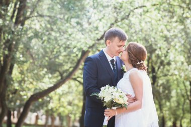 Park geçmişinde bir çift gelin ve damat