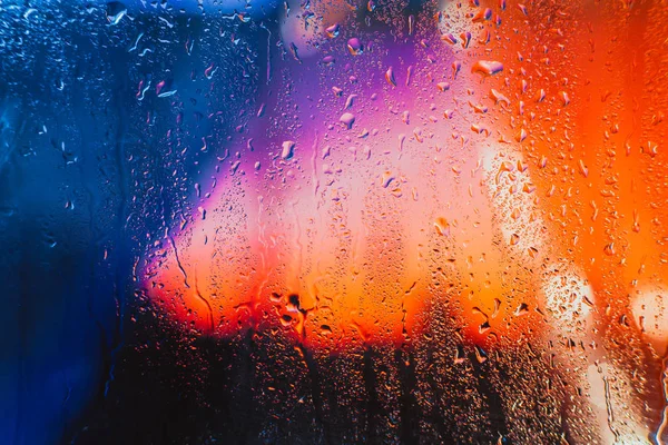 Gotas de chuva em uma janela molhada com vista para a cidade — Fotografia de Stock