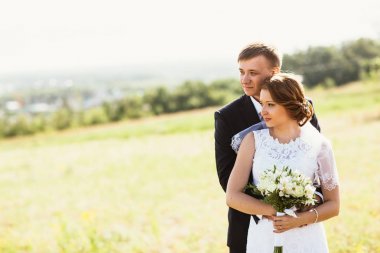 Gelin ve damat sahada.