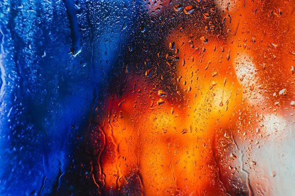 Krople deszczu na oknie samochodu w godzinach wieczornych — Zdjęcie stockowe