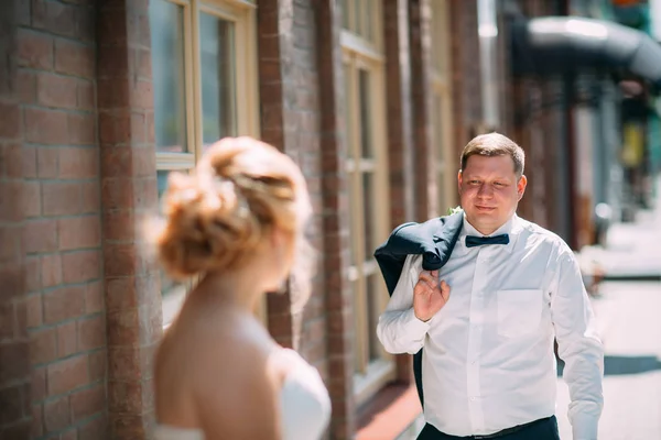 Brud och brudgum på bakgrunden av staden — Stockfoto