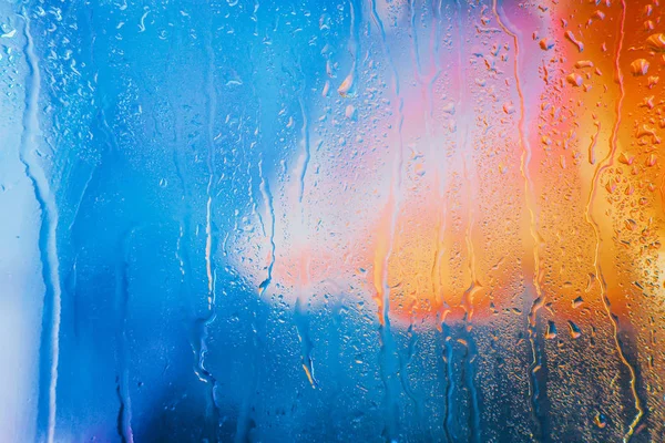 Gocce di pioggia su uno sfondo sfocato multicolore — Foto Stock