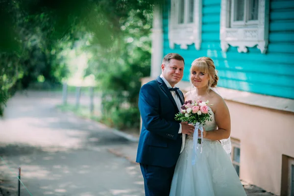 Noiva e noivo no fundo da cidade — Fotografia de Stock