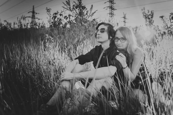Noir et blanc gars la fille assise dans l'herbe — Photo