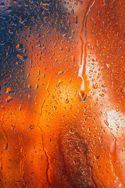 Krople deszczu na oknie samochodu w godzinach wieczornych — Zdjęcie stockowe