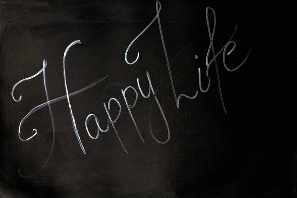 Надпись счастливая жизнь на черном фоне
