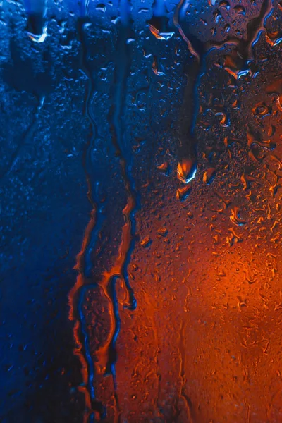 Σταγόνες της βροχής στο παράθυρο του αυτοκινήτου το βράδυ — Φωτογραφία Αρχείου