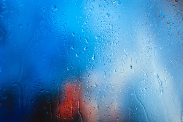 Gotas no fundo azul chuva de vidro — Fotografia de Stock