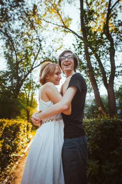 Chico y la chica abrazando en un fondo de parque —  Fotos de Stock