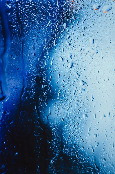 Gocce sullo sfondo blu pioggia di vetro — Foto Stock