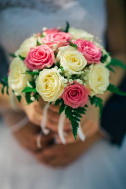 çok renkli gül buketi tutan gelin