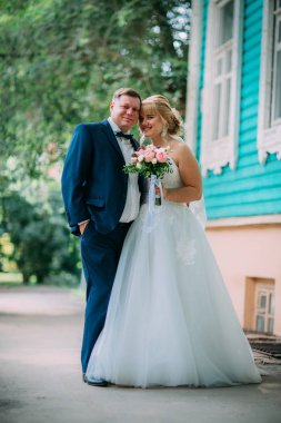 Gelin ve damat şehrin arka planında