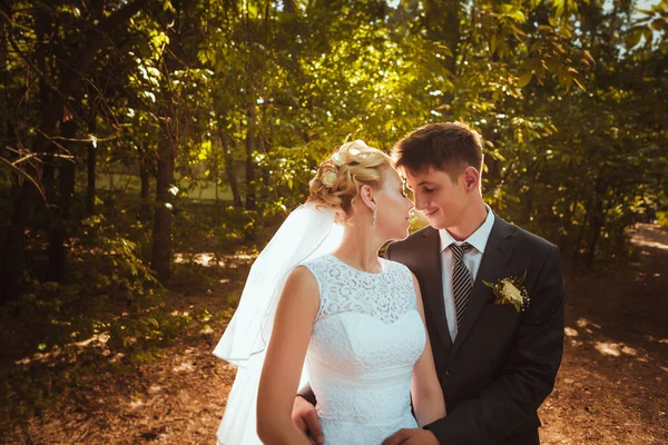 Braut und Bräutigam vor dem Hintergrund des Waldes — Stockfoto