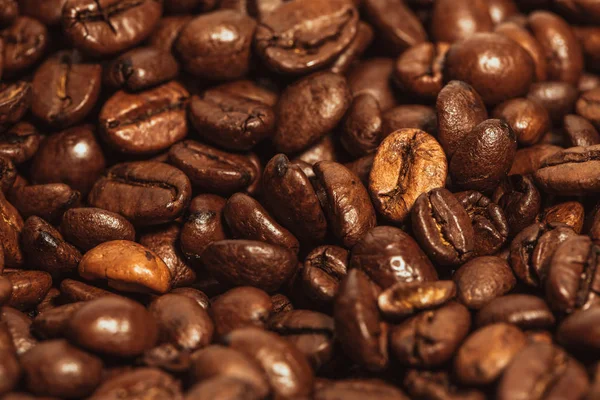 Темные много жареный кофе в зернах текстуру фона — стоковое фото