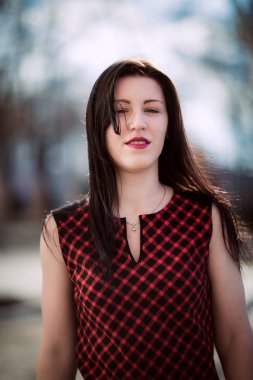 Kız tam büyüme şehirde sokakta duruyor