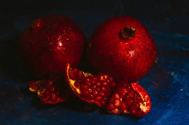 Mavi soyutlama arka plan üzerinde kırmızı dilimlenmiş nar