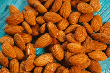 badem mavi ahşap arka plan üzerinde avuç