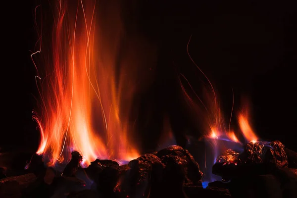 Lagerfeuer im dunklen nächtlichen Hintergrund — Stockfoto