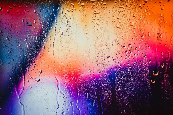 Gotas de lluvia sobre un fondo borroso multicolor — Foto de Stock
