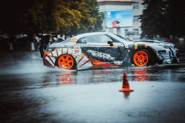 Novokuibyshevsk, russland - 24. Juni 2017: technopark.the machine driftet effektiv bei Wettbewerben. — Stockfoto