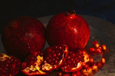 Metal bir plaka üzerinde kırmızı nar