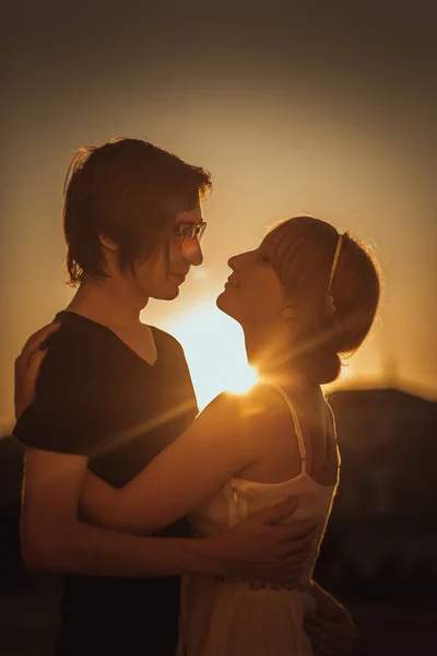 Adam ve kız şehrin arka planda sarılmak — Stok fotoğraf