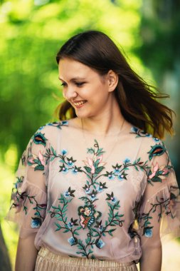 Doğada yaşayan güzel bir genç kız