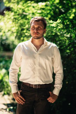 yakışıklı genç doğa zemin üzerine