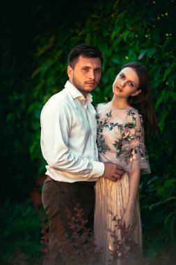 Güzel genç çift doğa arka plan üzerinde