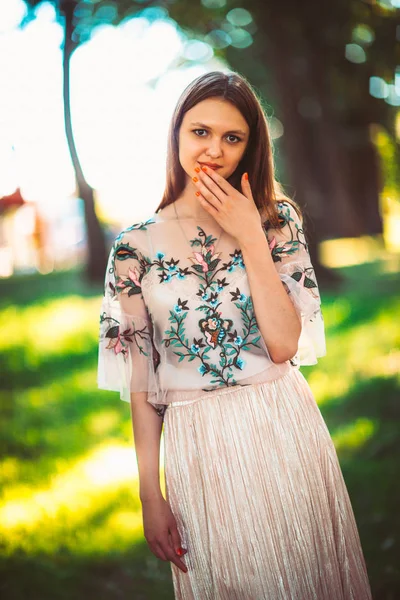 Doğada yaşayan güzel bir genç kız